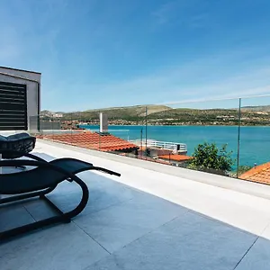 villa-magna-seaside-villa-with-pool-and-sauna.hotels-in-trogir.com/